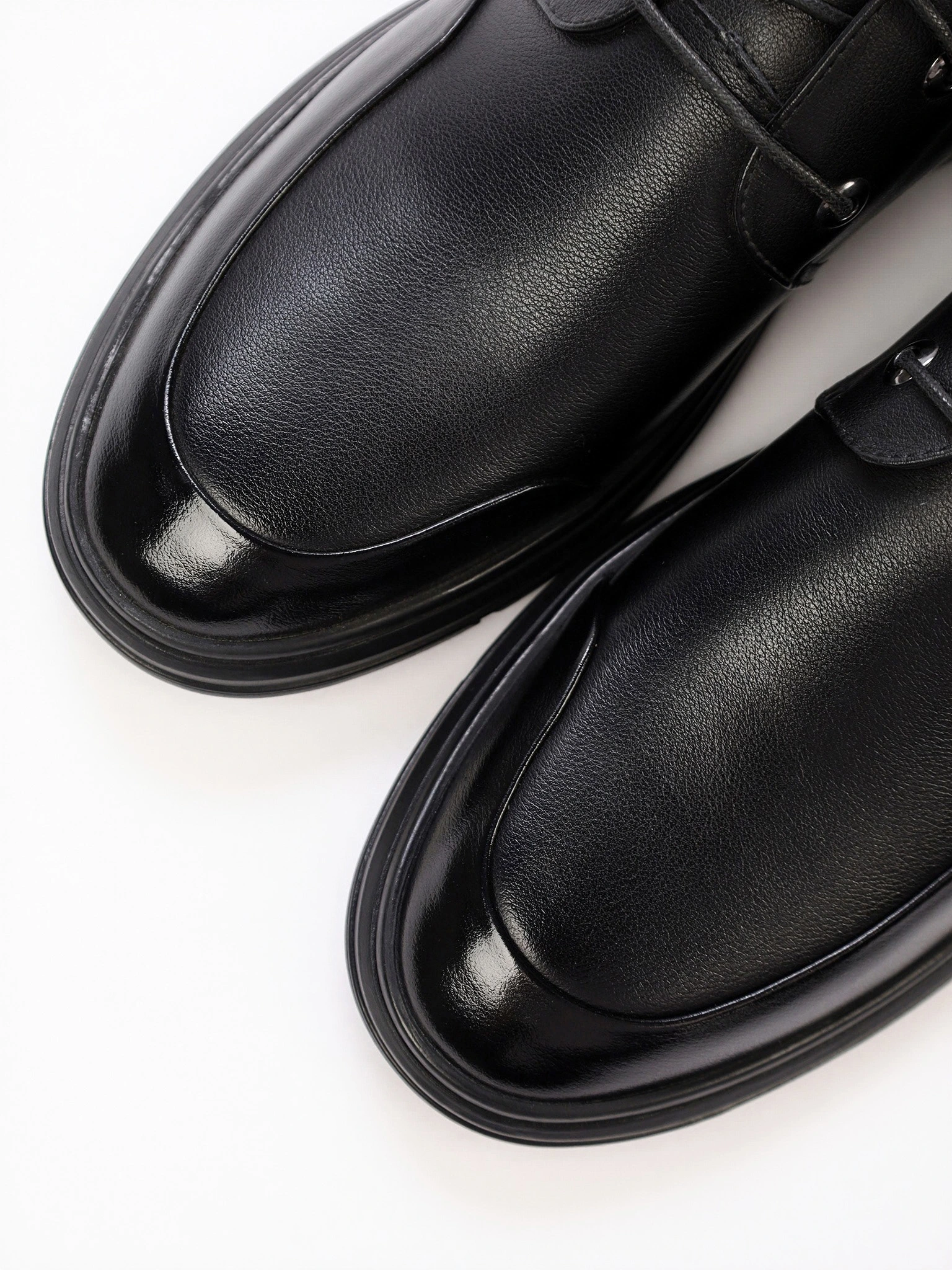 Туфли черного цвета со шнуровкой